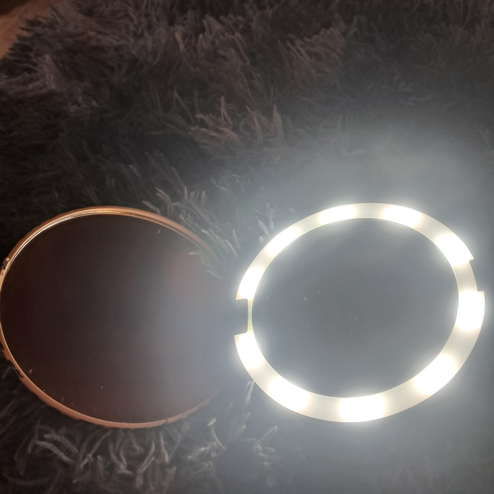 Led Lighted Compact Mirror